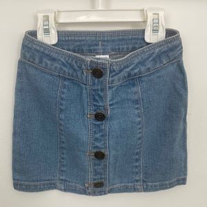 Carter’s Girl 3T Jean skirt with snaps and adjustable waist band.